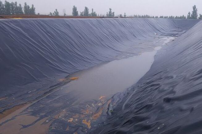 防滲土工膜施工現(xiàn)場